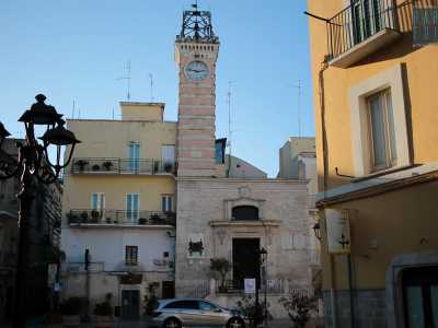 Il nostro tour inizia in piazza Sedile, che prende il nome dalla Sala del Sedile dei Nobili, oggi sede della pro loco. Si tratta di una struttura del XVIII secolo con ingresso sopraelevato introdotto da doppia rampa di scale. In cima si trovano due campane: la pi� grande scandisce tutt'oggi l�ora, mentre la pi� piccola con i suoi rintocchi ricordava ai nobili l'inizio delle assemblee